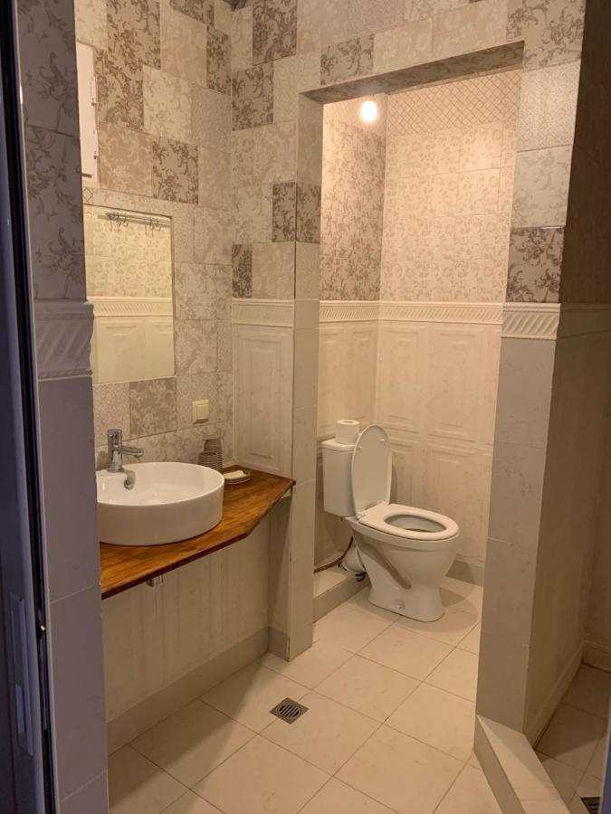 Karbi Guests House Qotuknerゲストハウス エクステリア 写真