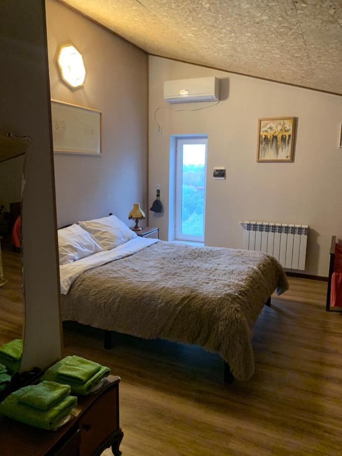 Karbi Guests House Qotuknerゲストハウス エクステリア 写真