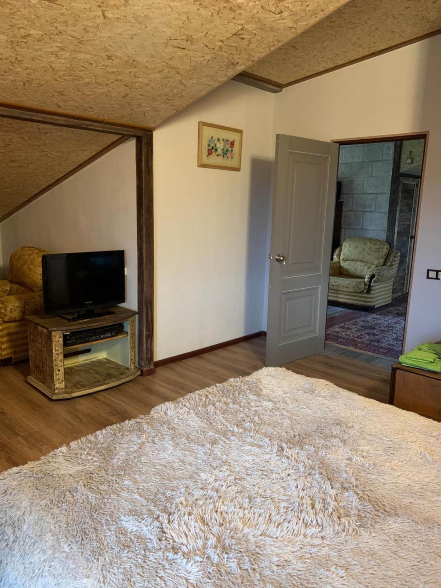 Karbi Guests House Qotuknerゲストハウス エクステリア 写真